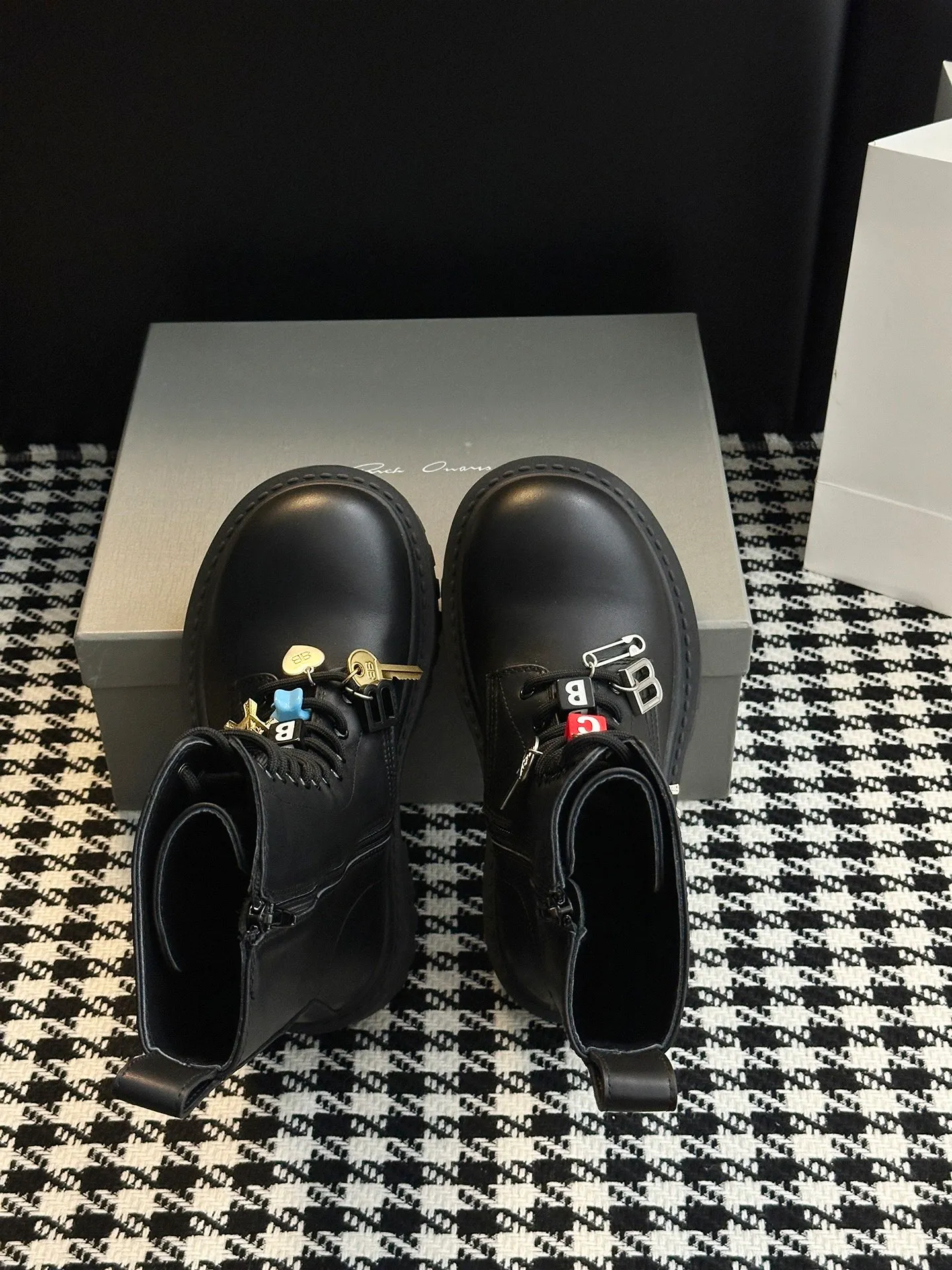 👟👟Ex-factory price 840👟👟 [𝗕𝗔𝗟𝗘𝗡𝗖𝗜𝗔𝗚𝗔Parisian Martin boots] Stomper Derby new big-toe derby shoes. This pair of shoes is simply a dark horse in this year's fashion circle. The exaggerated big-toe design makes people fall in love at first sight! 💖 👟 When I first saw it, I was attracted by the big B logo. It’s so recognizable! 🌟 Wear it, whether paired with skinny jeans or wide-leg pants, you can easily style it and look extremely fashionable! The double B decorative buckle is hand-inlaid with pure copper hardware 👟👟Shoe upper material: full-grain cowhide 👟👟Shoe lining material: water-dyed cowhide 👟👟Sole material: original rubber outsole 👟👟Shoe size selection: women's 35-40 (40 customized)